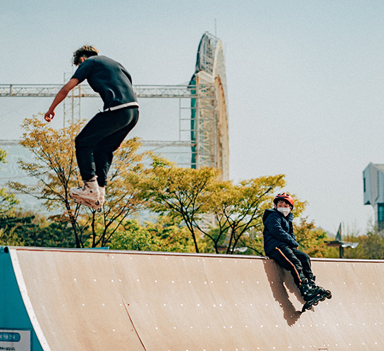 Rollerskater does spine transfer