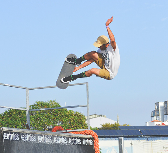 Skateboarder does melon grab